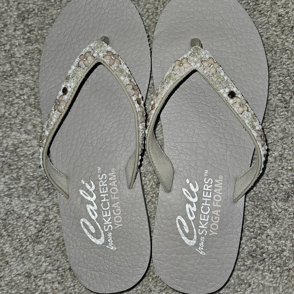 Skechers Women's Cali Yoga Foam Sandals - Beige - Picture 1 of 2